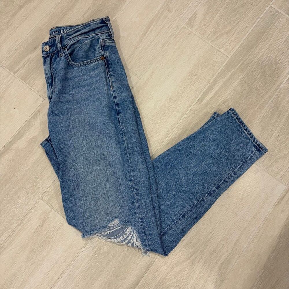 American Eagle Strigid High Waisted Ripped Mom Jean Size 4